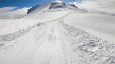 Kayakçı yamaçta tek başına..