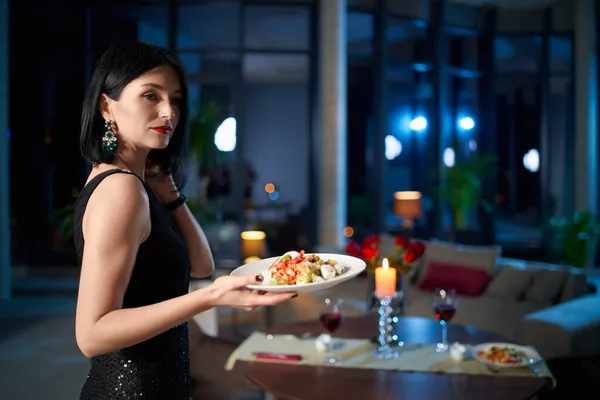 Elegante Frau mit Salat im Restaurant oder zu Hause. — Stockfoto