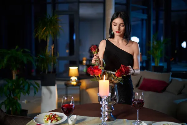 Attraktive Frau bereitet sich im Restaurant auf das Abendessen vor. — Stockfoto