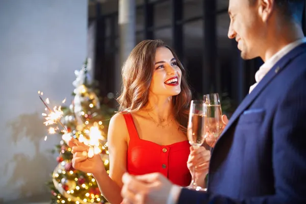 Lächelnde Frau und Mann feiern Weihnachten. — Stockfoto