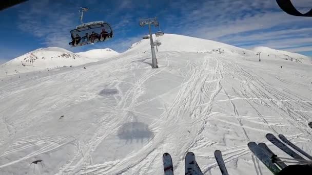 Pernas de esquiadores na cadeira de elevação por cabo. — Vídeo de Stock