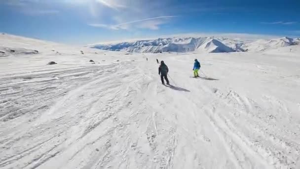 Skidåkare rider utför på vintern resort. — Stockvideo