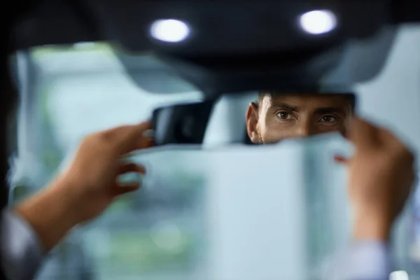 Homme assis dans une voiture de luxe et réglage miroir longue portée — Photo