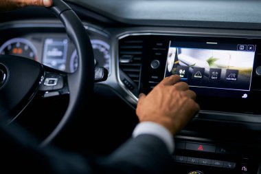 Erkek alıcı galeride modern arabanın multimedya ortamını test ediyor