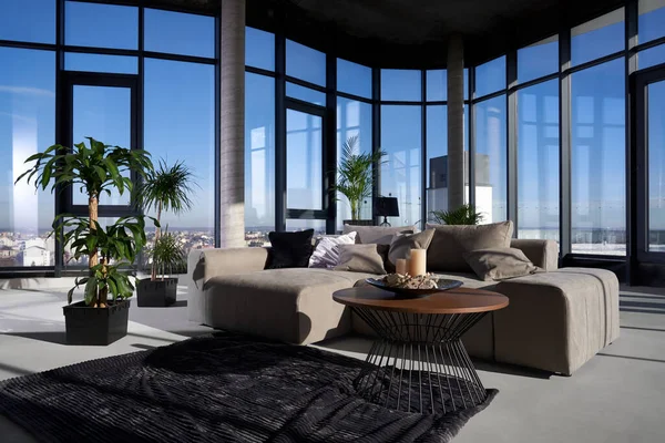 Moderno apartamento con ventanas panorámicas y cómodo sofá —  Fotos de Stock