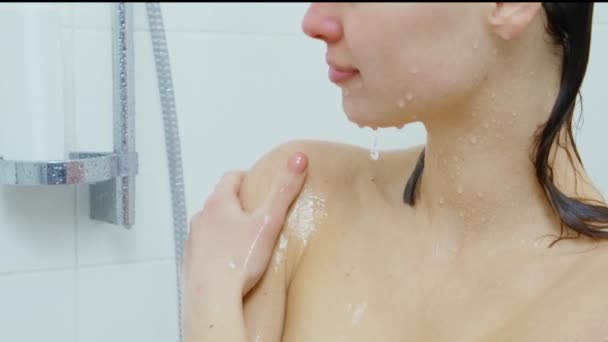 Žena se osvěžující sprcha v jasné koupelně — Stock video