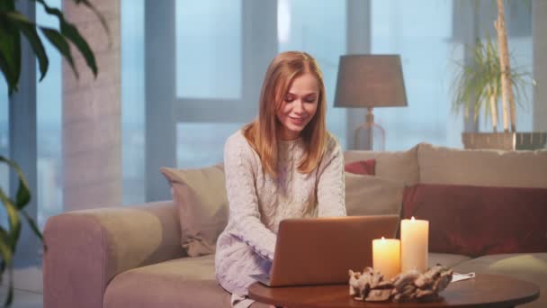 Ung kvinna som har videosamtal på bärbar dator hemma — Stockvideo