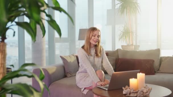 Mulher atraente ter chamada de vídeo no laptop em casa — Vídeo de Stock