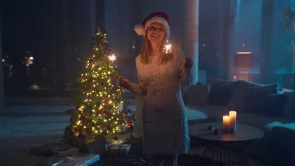 Nő kezében csillagszórók és tánc közel karácsonyfa — Stock videók