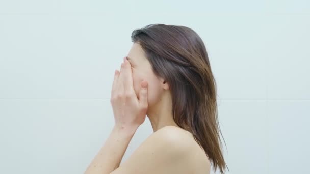 Frau steht unter Dusche und wäscht Kopf — Stockvideo