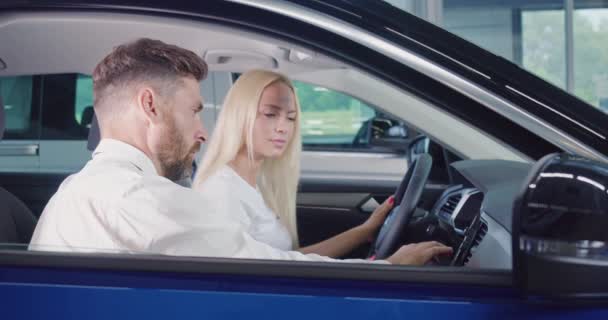 Kvinna att ha samråd med bilhandlare innan du köper — Stockvideo