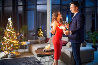 Havai fişek ve şampanya taşıyan çift Noel 'i kutluyor.