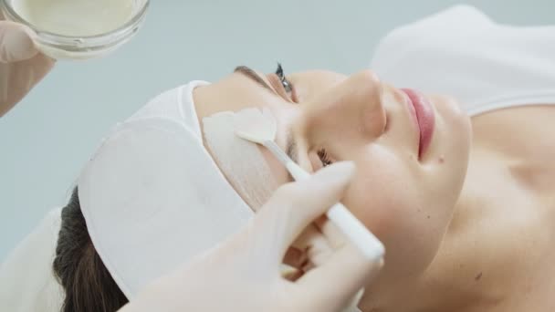 Jeune femme étonnante sur la procédure pour hydrater le visage. — Video