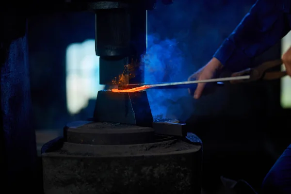 Proces práce s elektrickým strojem pro svařování kovů. — Stock fotografie
