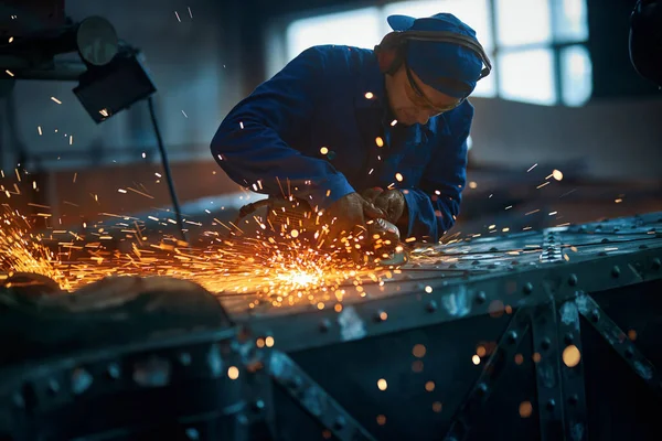 Worker polishing new modern fence with sparks. — Stock Photo, Image