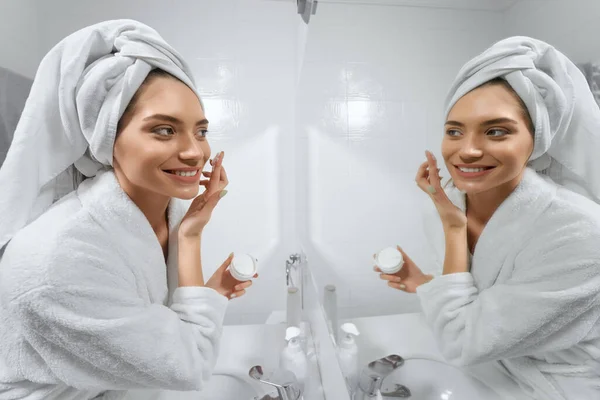 Stylish woman getting ready for sleep. — Stock Photo, Image