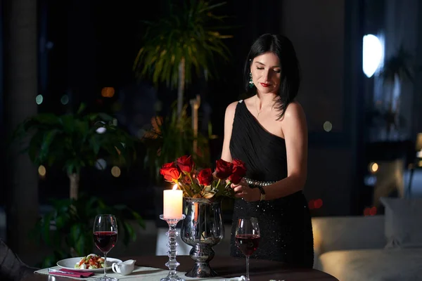 Elegante Frau bereitet sich auf romantisches Abendessen vor. — Stockfoto