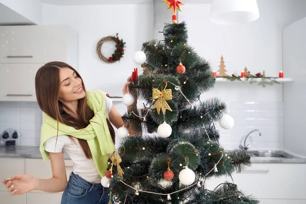 Genç bayan Noel 'i evde kutluyor..