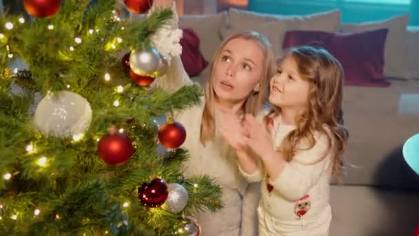 Kvinna med döttrar dekorera julgran tillsammans — Stockvideo