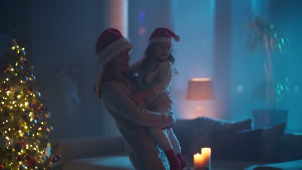 Mère et filles utilisant des étincelles près de l'arbre de Noël — Video