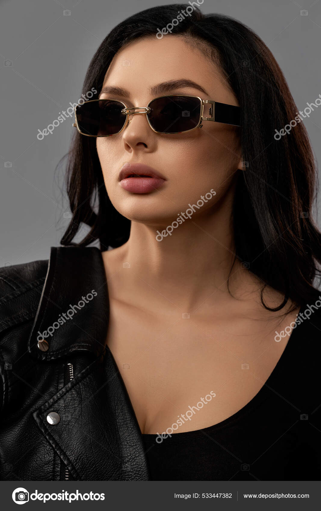 Smuk mode i solbriller jakke i studiet — © serhii.bobyk.gmail.com #533447382
