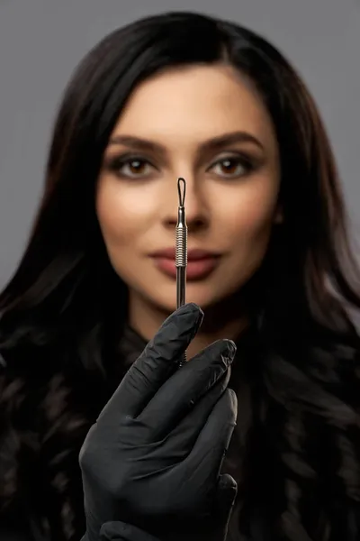 Kosmetikerin in Handschuhen mit Werkzeug zur Gesichtsreinigung — Stockfoto