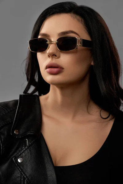 Wunderschönes Mode-Model mit Sonnenbrille und Jacke im Studio — Stockfoto