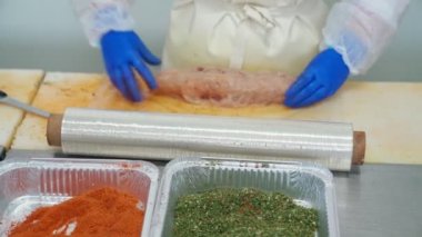 Kasap fabrikada sosise renkli baharat ekliyor..