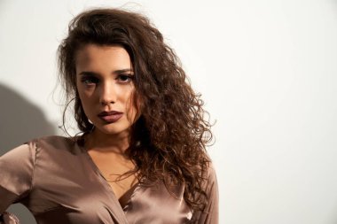 Kadın model, beyaz üzerinde izole.