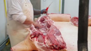 Et leşi olarak kesme makinesi kullanan tanınamaz bir kasap..