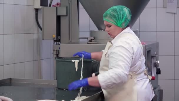 Rzeźnik przetwarza kiełbaski mięsne w tradycyjny sposób w fabryce. — Wideo stockowe