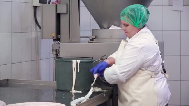 Honslaktare som bearbetar köttkorv vid köttindustrin. — Stockvideo