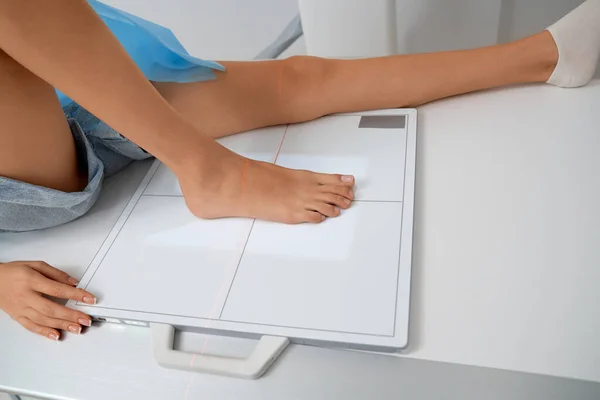 Mujer en ultrasonido diagnóstico de pie. — Foto de Stock