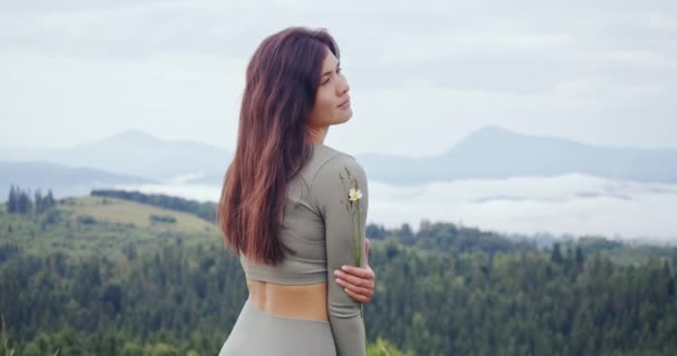 Atleta feminina de pé ao ar livre e desfrutando de vista de montanhas — Vídeo de Stock