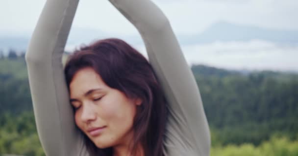 Femeia sportivă relaxată în aer proaspăt după antrenament — Videoclip de stoc