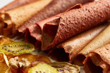 Böğürtlen ve meyveli pastil beyaz masada.. 