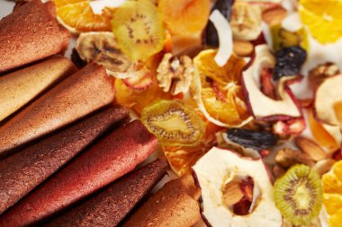 Masada meyve ve böğürtlen olan pastil.. 