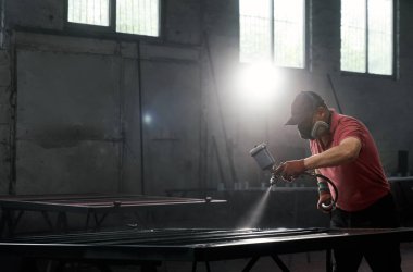 Özel üniformalı kıdemli adam çit çiziyor..