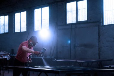 Demircilikte özel aletler ve ekipmanlarla çit çiziliyor. 