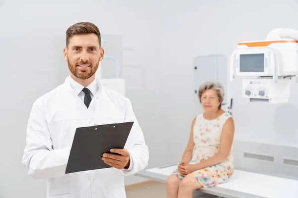 Pozitivní usmívající se radiolog se usmívá po ultrazvukových zkouškách. — Stock fotografie