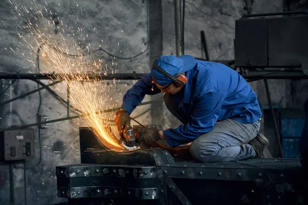 Mladý muž pracující s elektrickým strojem pro svařování kovů. — Stock fotografie
