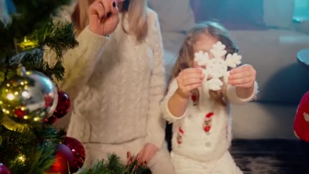 Mother with daughters decorating family christmas tree — Stock Video