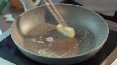 Erimiş tereyağlı tavada kızartılmış çöreğe yakın. 