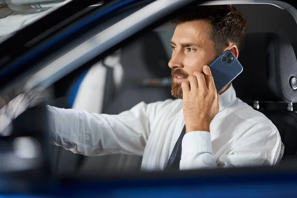 Businessman talking on mobile while examining new car —  Fotos de Stock