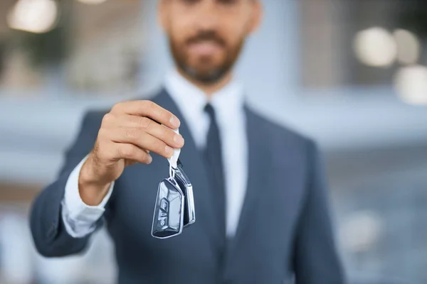 Close up of male hand holding keys from new modern car — Photo