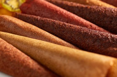 Meyve ve böğürtlen pastilleri masada farklı renklerdedir.. 