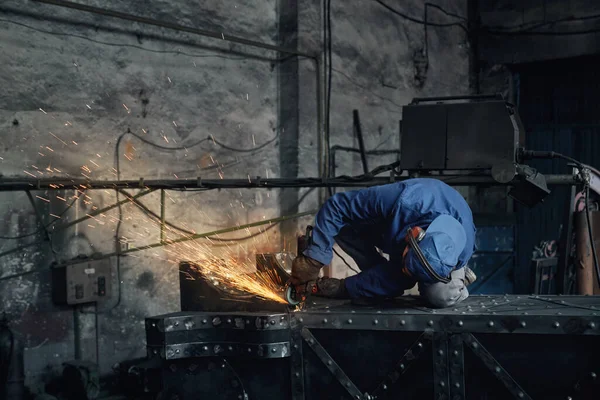 Чоловік працює над поліруванням металу . — стокове фото