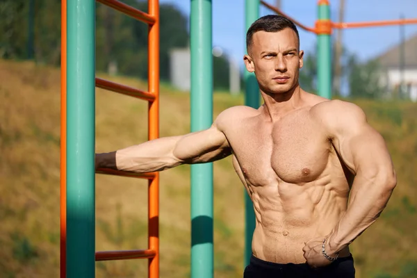 Musculoso sin camisa chico descansando al aire libre después de entrenar — Foto de Stock