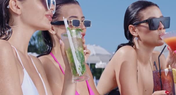 Joyeuses femmes nageant dans la piscine et buvant des cocktails — Video