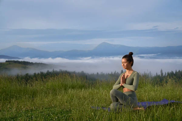 Donna godendo la meditazione mattutina tra le montagne — Foto Stock